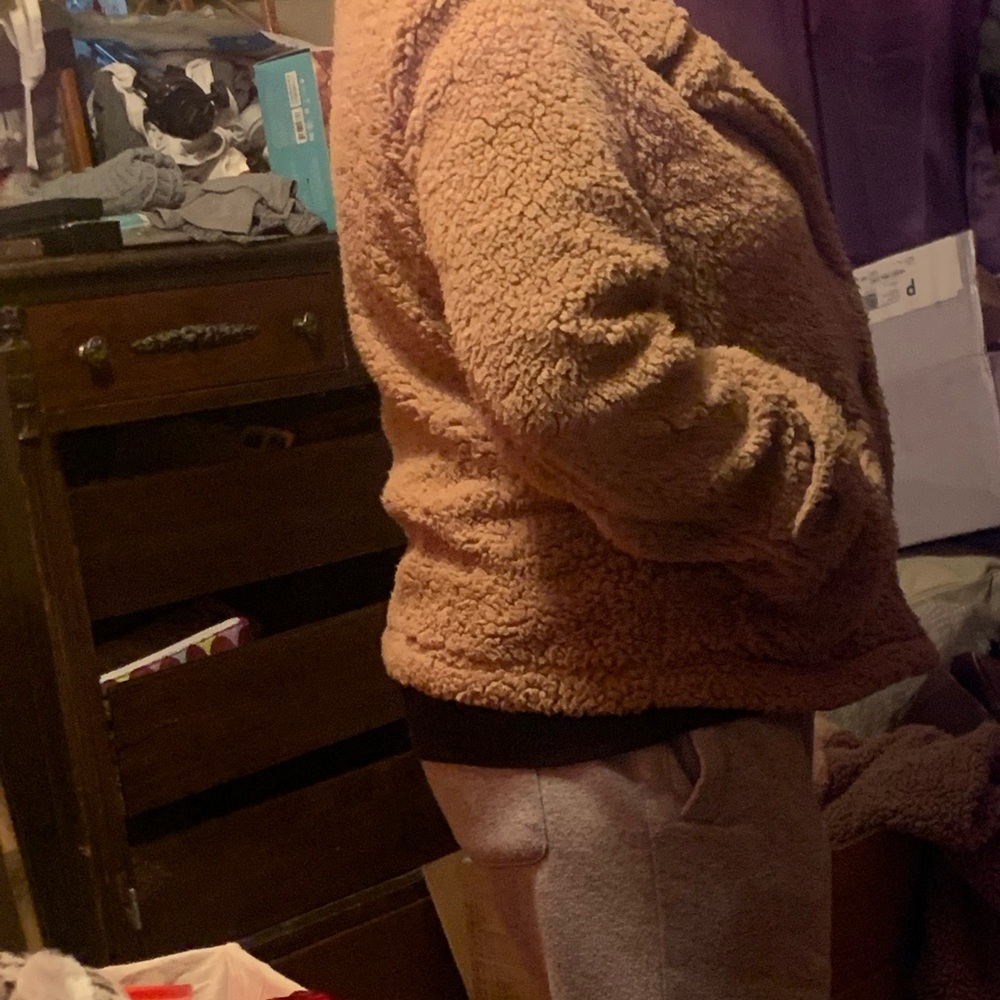 Lg Womens sweater/coat.   2 pockets like new 10/10
